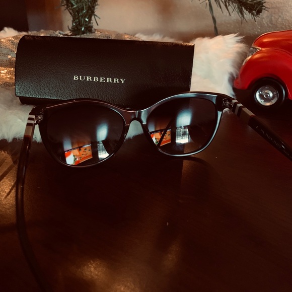 Burberry sun glasses - Picture 5 of 8